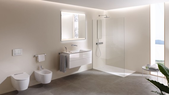 Grande salle de bains avec WC lavant Geberit AquaClean Maïra, meubles et céramiques sanitaires (© Geberit) Grande salle de bains avec WC lavant Geberit AquaClean Maïra, meubles et céramiques sanitaires (© Geberit)