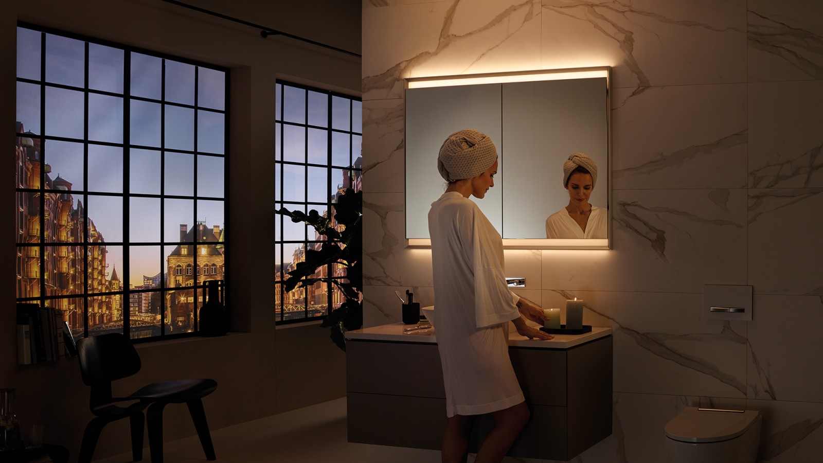 Geberit ONE mirror cabinet with ComfortLight, here with atmospheric candlelight (© Geberit) Geberit ONE mirror cabinet with ComfortLight, here with atmospheric candlelight (© Geberit)