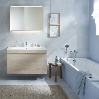 Bathroom with toilet and washplace from the Geberit Renova bathroom series, plus bathtub