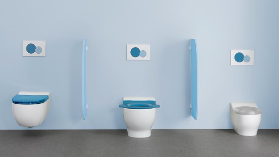 Toilets from the Geberit Bambini bathroom series with colourful WC lids and flush plates