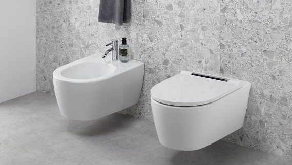 Combinaison d’un bidet Geberit ONE et d’un WC lavant AquaClean Sela