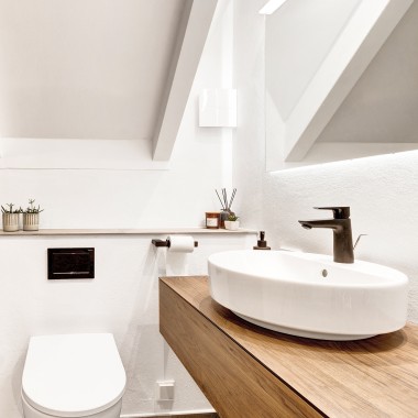 Salle de bains mansardée rénovée, plaque de déclenchement noire et robinet noir (© @triner2 et @strandparken3)