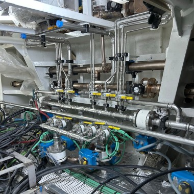 Voici à quoi ressemble la salle des machines d’un yacht du chantier naval Su Marine. Les tubes Mapress acier inoxydable et CuNiFe sont posées dans un espace très confiné.