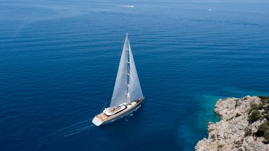 A sailing yacht from the ADA Yachting shipyard in Bodrum glides through the Mediterranean (© ADA Yachting)
