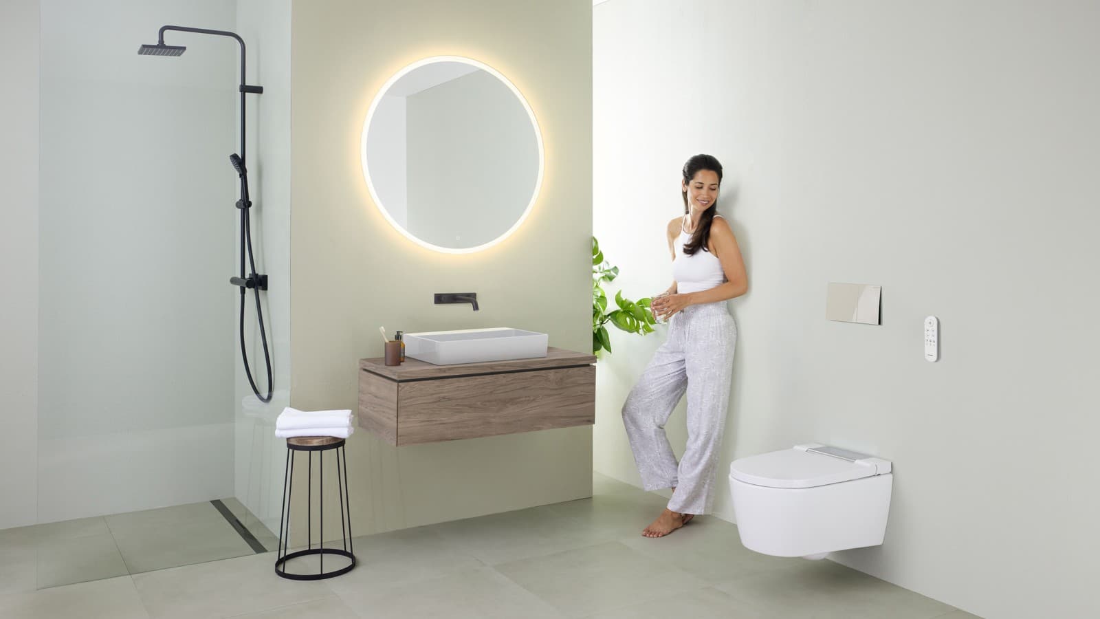 Woman in front of bathroom mirror (© Geberit) Woman in front of bathroom mirror (© Geberit)