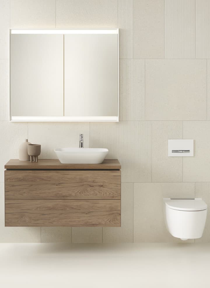 Geberit ONE lay-on washbasin and washbasin cabinet in hickory, plus toilet (© Geberit) Geberit ONE lay-on washbasin and washbasin cabinet in hickory, plus toilet (© Geberit)